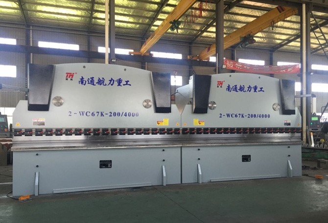 WC67Y-2004000雙機聯(lián)動數(shù)控板料折彎機